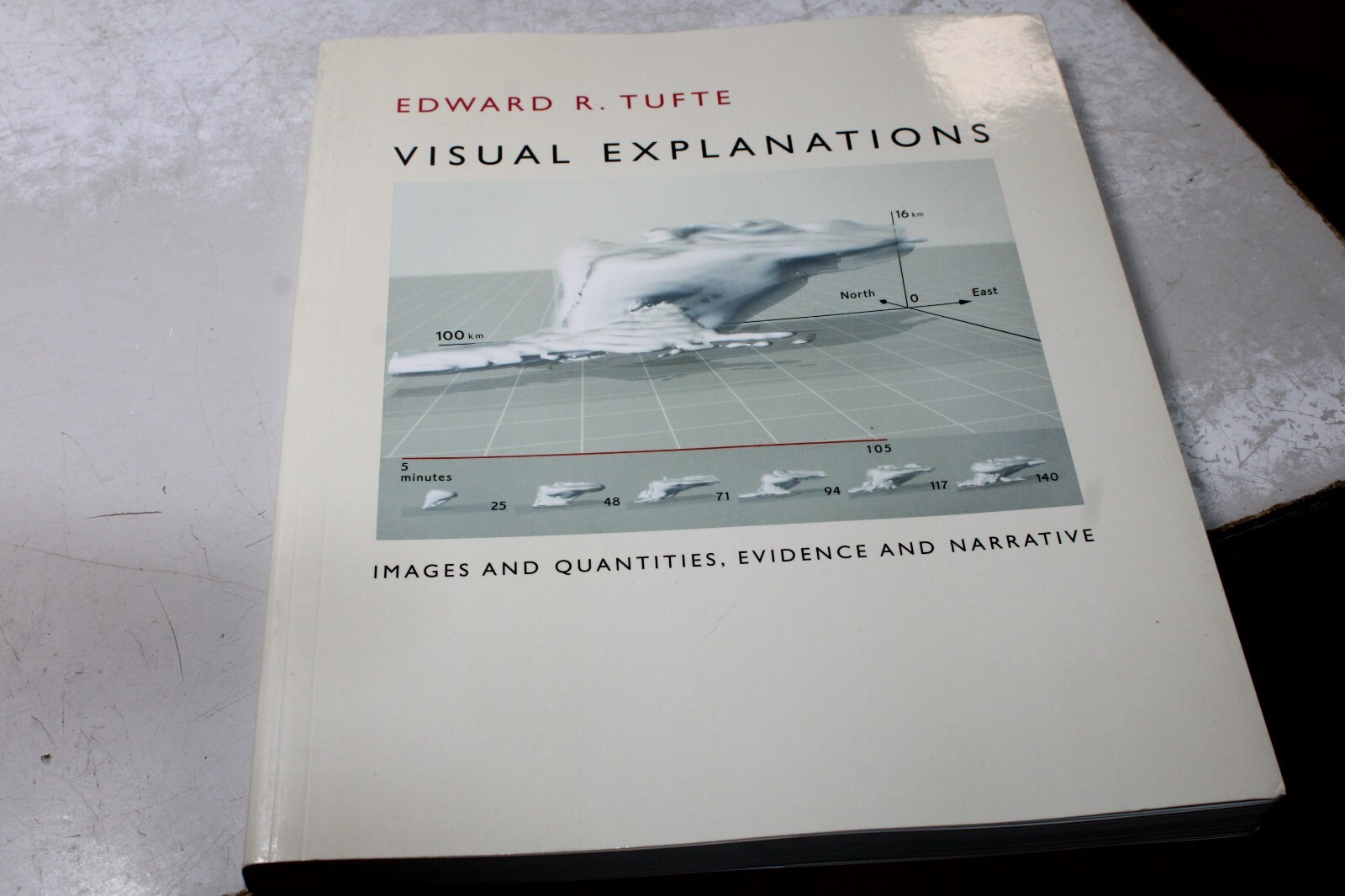 Visual Explanations : Images and Quantities, Evidence and Narratives Softcover