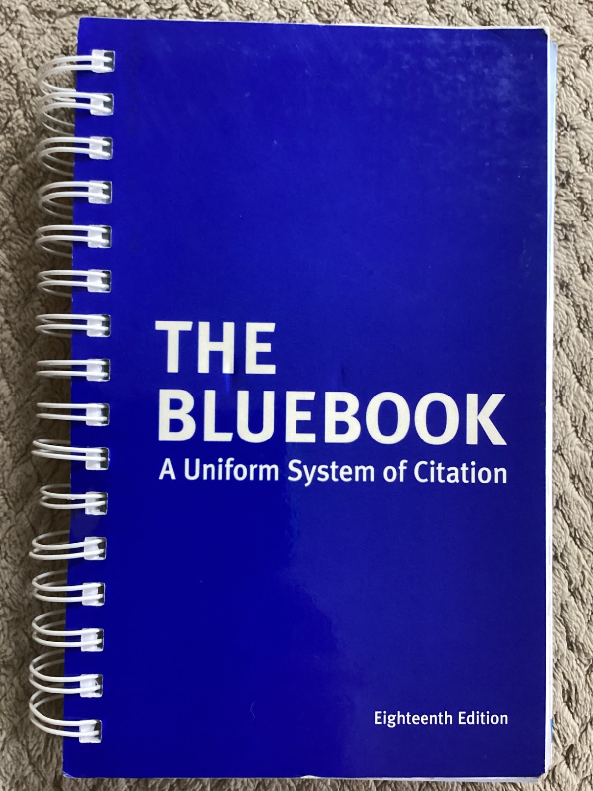 The Bluebook: A Uniform System of Citation 18th Edition (2009, Spiral PB) Law