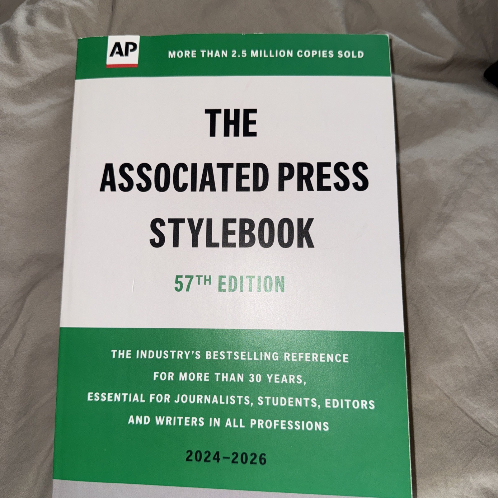 The Associated Press Stylebook: 2024-2026 (Paperback or Softback)